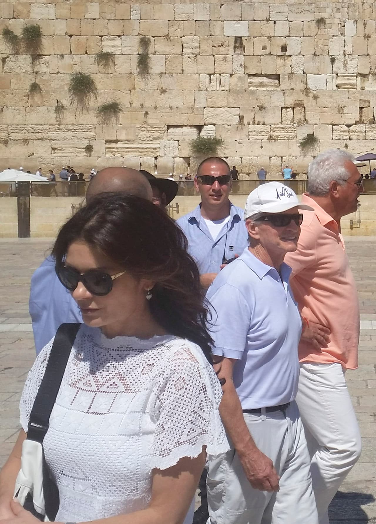 Catherine Zeta-Jones y Michael Douglas están de visita en Jerusalén.