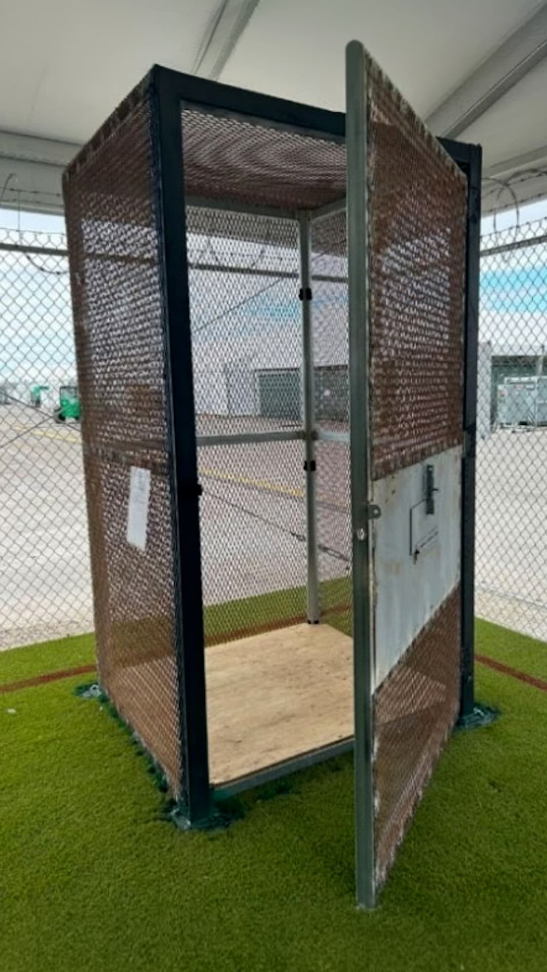 Revelan las jaulas para inmigrantes en Alligator Alcatraz