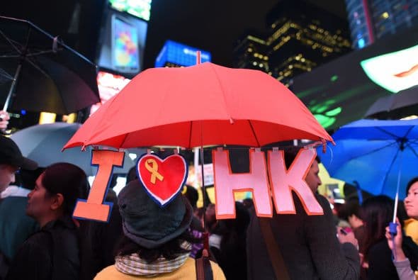 Times Square se cubrió de paraguas de cientos de personas que apoyan las manifestaciones que desde la semana pasada tienen lugar en Hong Kong. Los neoyorkinos bajo el grito “Permanece fuerte Hong Kong” se unieron a la llamada “Revolución de los paraguas”, que busca un “voto libre universal” que termine con el control del gobierno de Pekin sobre las elecciones. Las sombrillas son un símbolo; ya que estas han sido utilizadas por manifestantes para protegerse del gas pimienta de la policía.