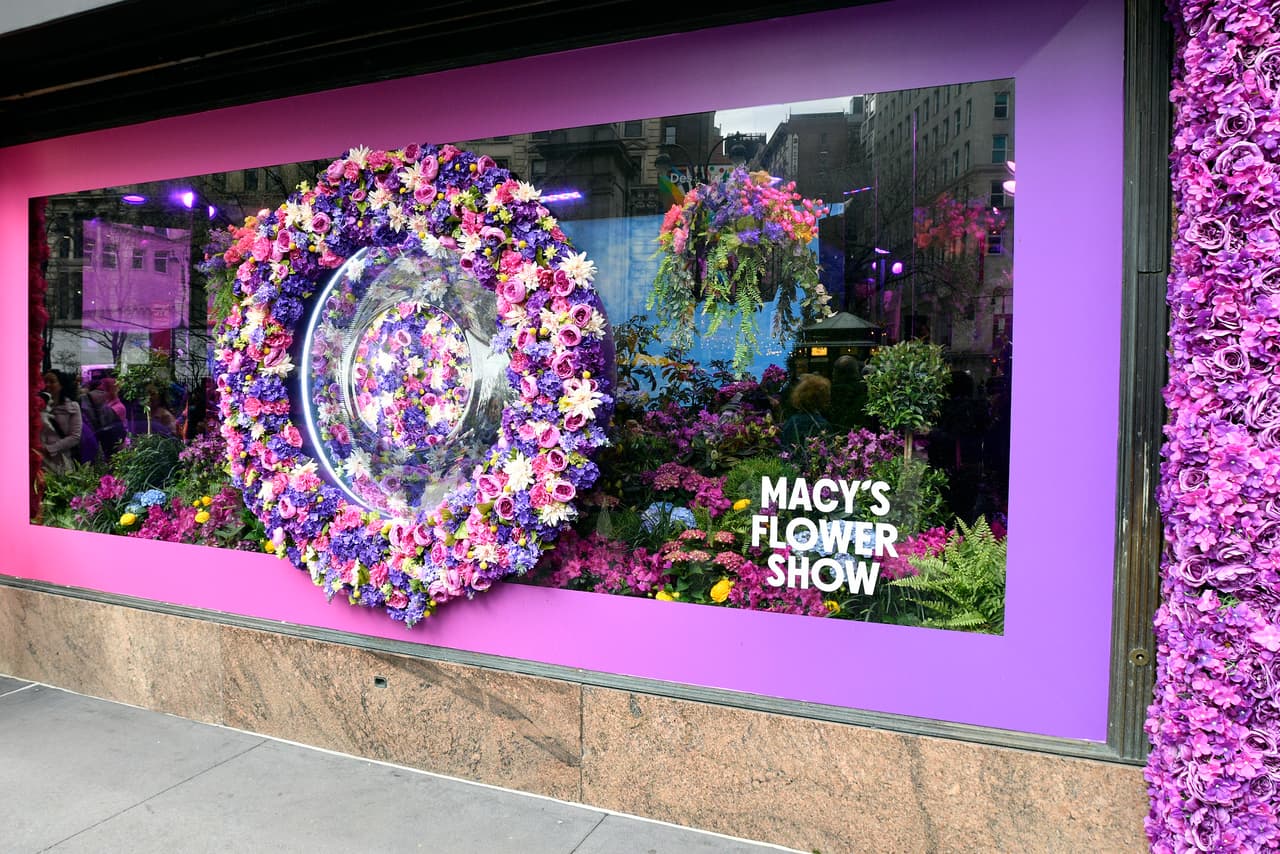 El espectáculo funcionará durante el horario regular de la tienda. La entrada es completamente gratuita, así que la próxima vez que vaya de compras a Macy's, date una vuelta por el jardín mágico.