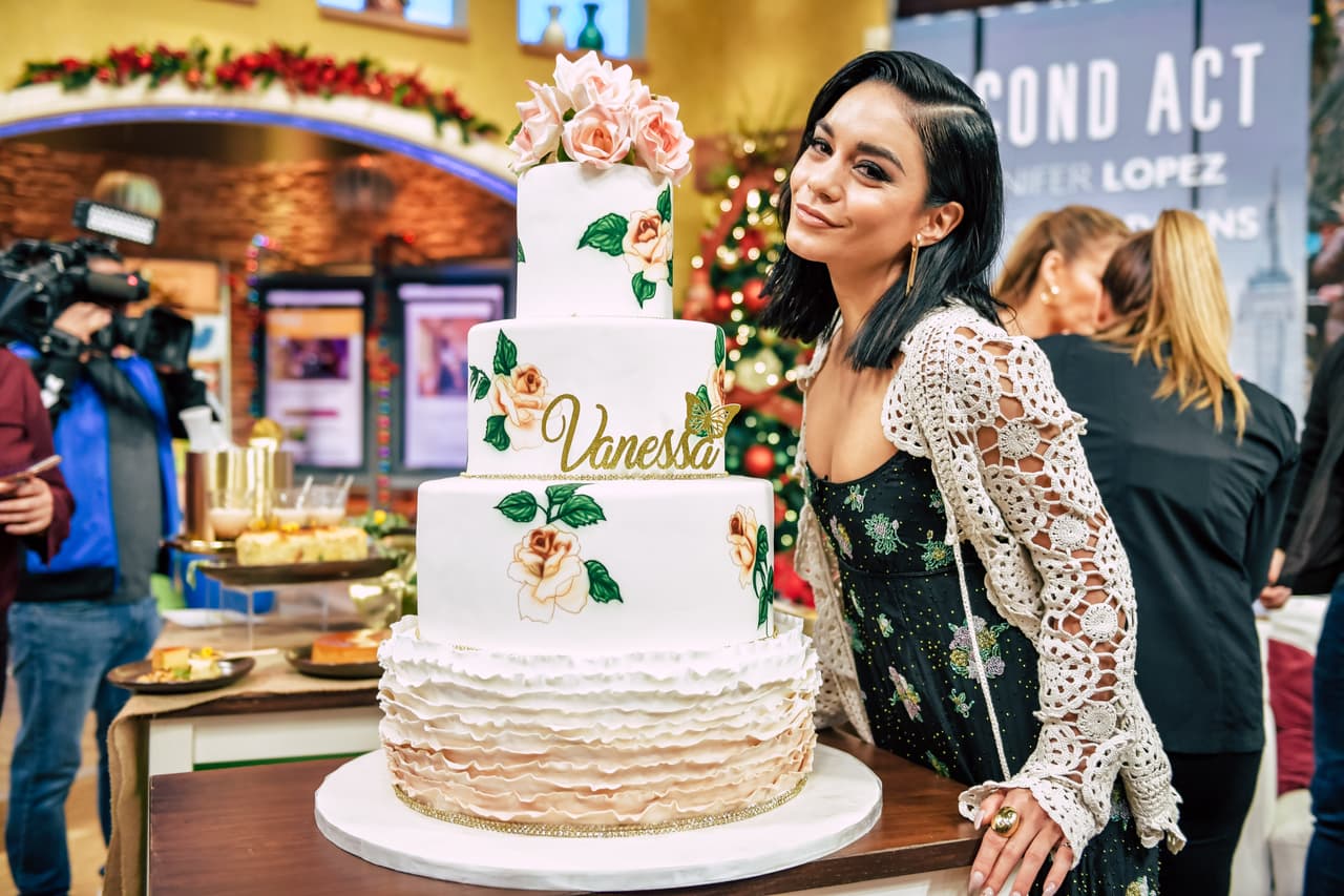 Vanessa Hudges no podía irse de Despierta América sin festejar su cumpleaños.