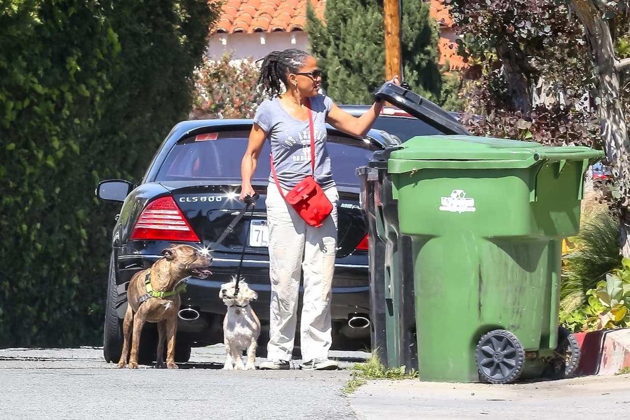 Al mudarse a Los Ángeles, ciudad en la que vive 
<b><a href="https://www.univision.com/entretenimiento/realeza/muy-emocionada-la-mama-de-meghan-markle-rompe-el-silencio-sobre-el-embarazo-de-su-hija-fotos" target="_blank">Doria Ragland</a></b>, madre de la duquesa, se han suscitado diversas especulaciones acerca de las actividades que de ahora en adelante realizará la pareja. 
<br>