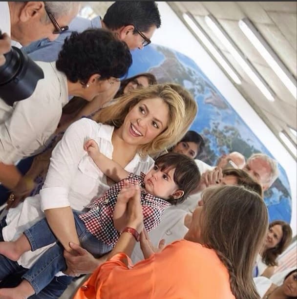 Shakira es una mujer trabajadora y hasta con bebé en brazos no paró de hacer sus labores humanitarias.