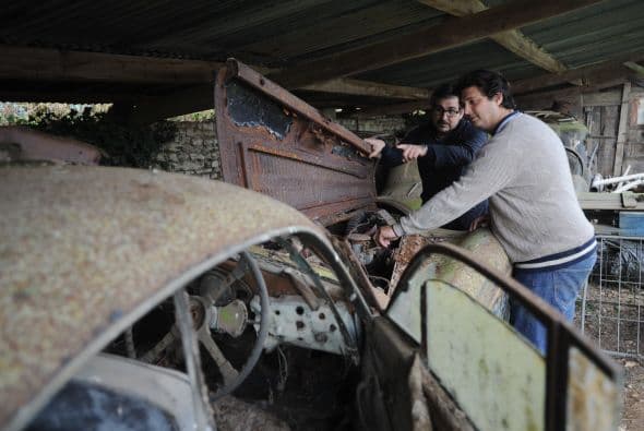Entre los 60 autos de colección hay modelos exclusivos de marcas como Ferrari, Maserati, Porsche y Jaguar. Los autos fueron comprados entre las décadas de 1950 y 1970 por el empresario del transporte Roger Baillon, quien soñaba con restaurar su antigua colección y mostrarla en un museo. Llegó a reunir más de 100 autos pero su empresa empezó a decaer y tuvo que vender la mitad. Tras su muerte todo quedó para su hijo Jacques, quien falleció el año pasado. Los siguientes herederos, los nietos de Baillon, descubrieron el tesoro cuando fueron hasta la granja para ver su estado con intenciones de ponerla a la venta.