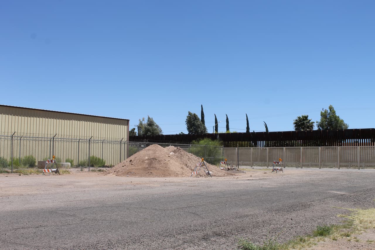 En esta imagen se observa la bodega y la distancia al muro fronterizo.