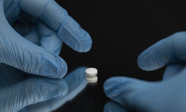 Una píldora de medicamento de sulfato de hidroxicloroquina: la promoción de Trump del medicamento como una cura de coronavirus ha llevado a la escasez de personas que lo necesitan para tratar afecciones como el lupus.