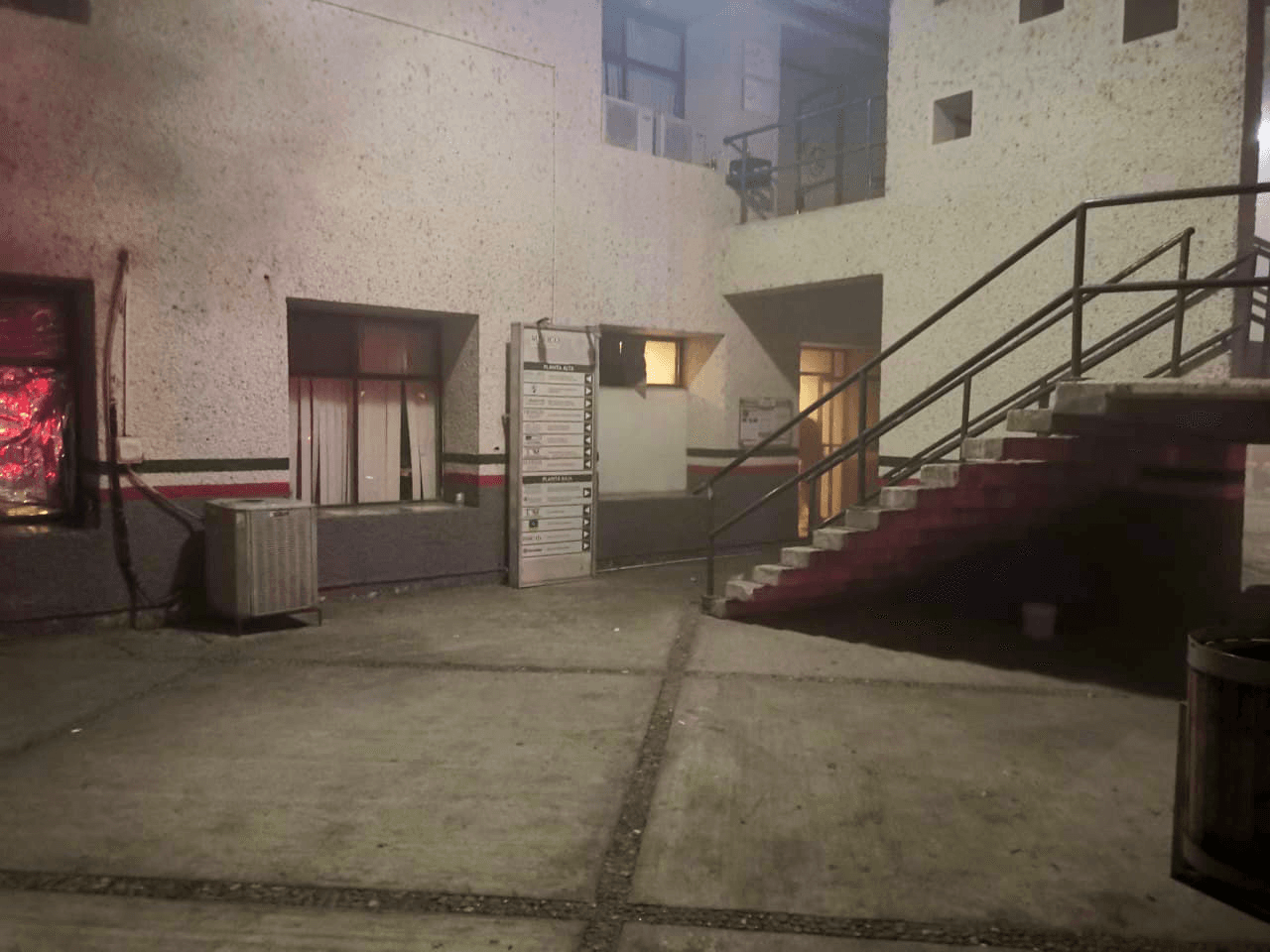 El incidente comenzó cuando migrantes comenzaron a protestar e incendiar colchones que se usan para dormir, lo que provocó una concentración de humo y la salida de cientos de migrantes ahí procesados.