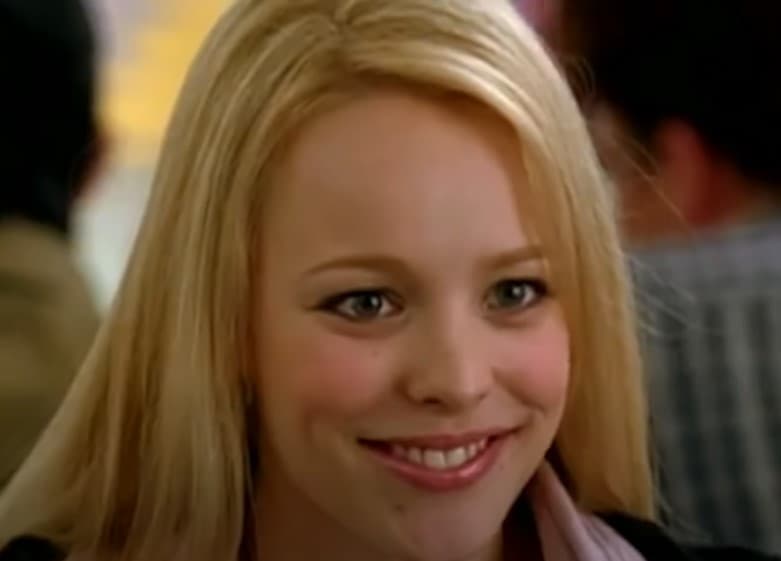 <b>Regina George (Rachel McAdams)</b>
<br>La líder de 'Las plásticas' no solo se caracterizaba por su fuerte y maquiavélico carácter, también usaba lo último de la moda de los 2000, al punto de crear sus propios códigos de vestimenta entre sus amigas, como el famoso ‘On Wednesdays we wear pink’ (los miércoles usamos rosa).