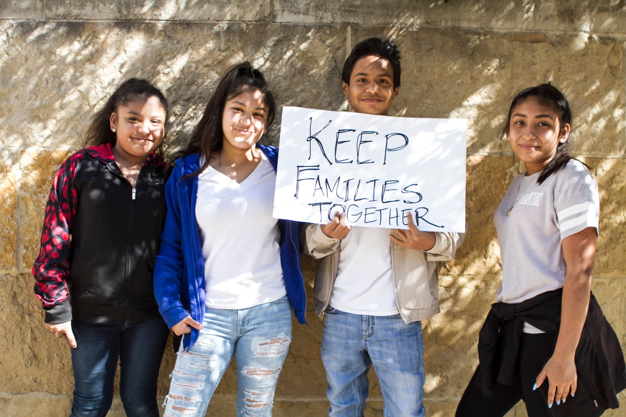 La colorida y concurrida manifestación de respaldo a los inmigrantes en Austin contó con la participación de personas de varias nacionalidades y diversas comunidades.