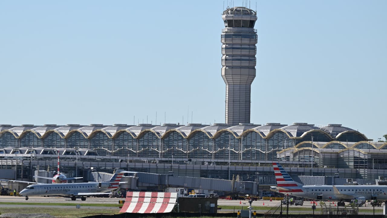 Aeropuerto Ronald Reagan encabeza cancelaciones y retrasos en el primer día de ajustes