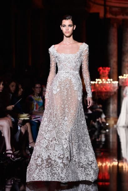 Un vestido deja de ser blanco totalmente si de fondo tiene un tono 'nude'.