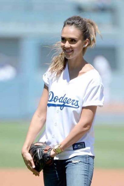 Es bella, talentosa, exitosa empresaria y mamita querida demostró que tiene buen brazo y sabe cómo lanzar un bola con buena curva. ¿Quieres verla en acción? aquí te traemos sus lanzamientos durante la ceremonia inaugural del juego entre los Dodgers de Los Ángeles y Cerveceros de Milwaukee este domingo en el Chavez Ravine.