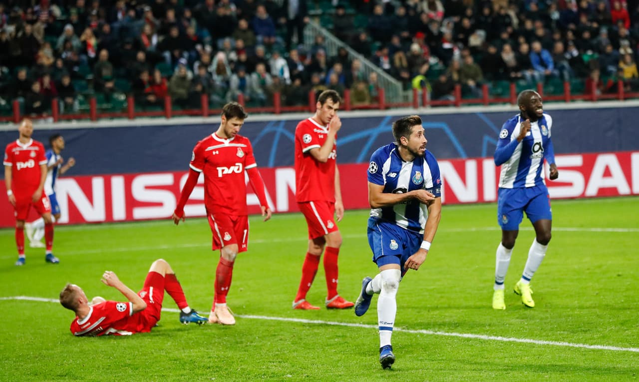 Aquí está el festejo del gol de Herrera, nacido en Tijuana, Baja California y quien es regularmente llamado con la Selección Mexicana de Fútbol.