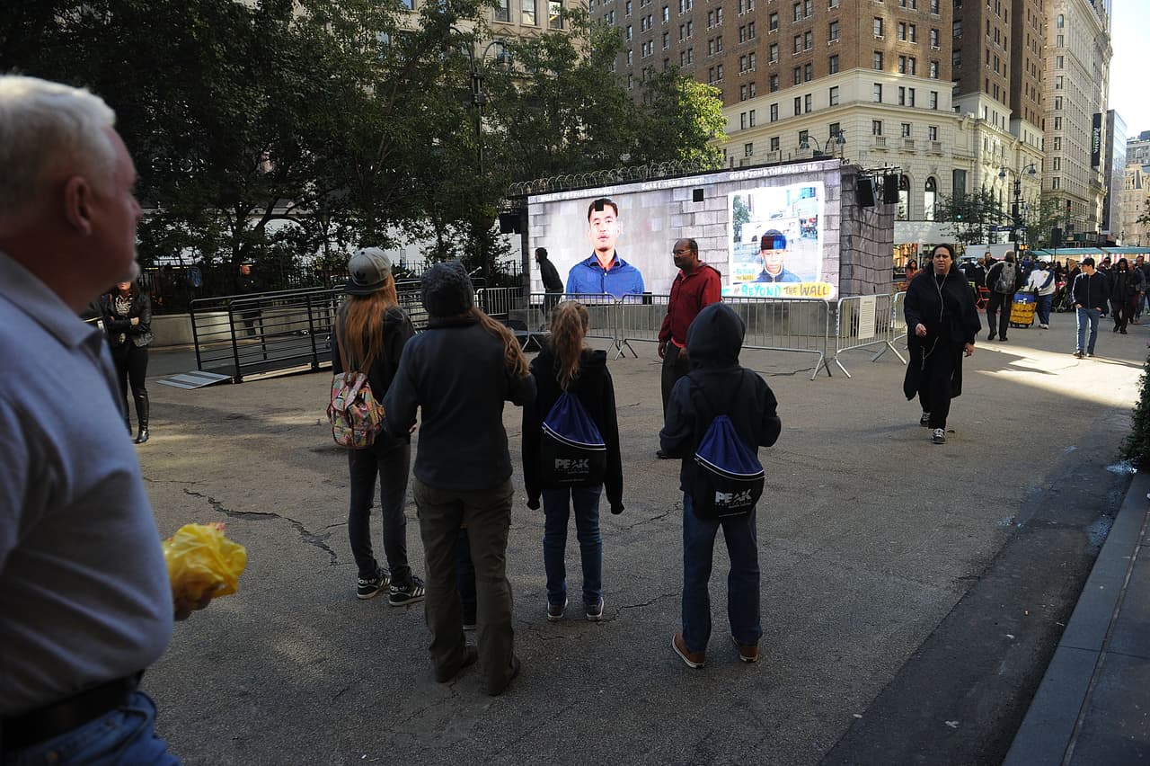 Los testimonios que se muestran en el muro son cortos, pero contundentes. Cada uno permite conocer ángulos distintos de la migración en Estados Unidos.