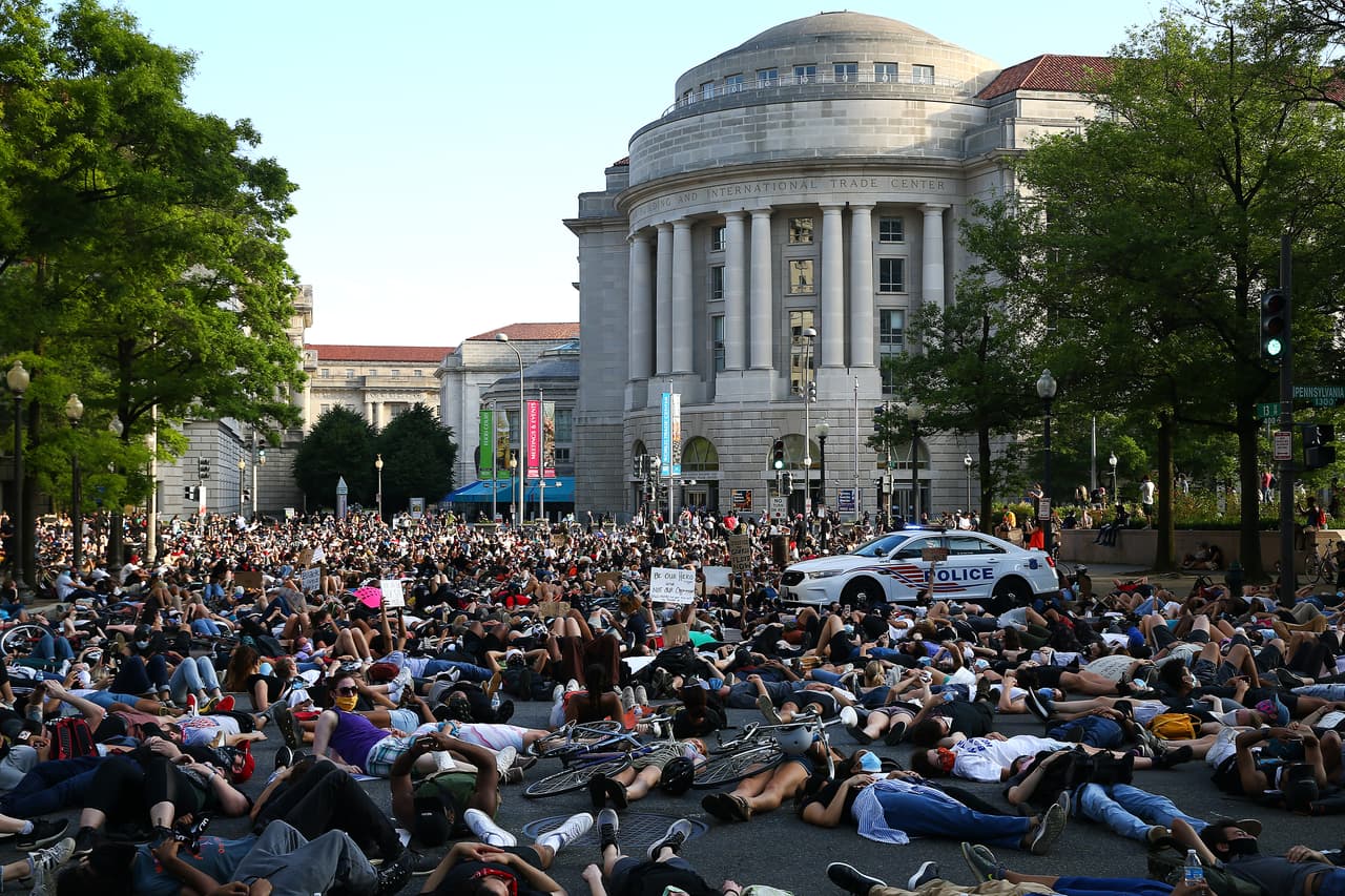 Personas tendidas en la avenida Pennsylvania, en Washington D.C. en protesta por la muerte de George Floyd.
<b><a href="https://www.univision.com/noticias/politica/obama-dice-que-las-protestas-evidencian-un-cambio-en-la-manera-de-pensar-de-la-gente-de-eeuu">Varios expresidentes han condenado el modo como fue detenido el afroestadounidense, así como el racismo.</a> </b> El último en hacerlo fue Jimmy Carter.