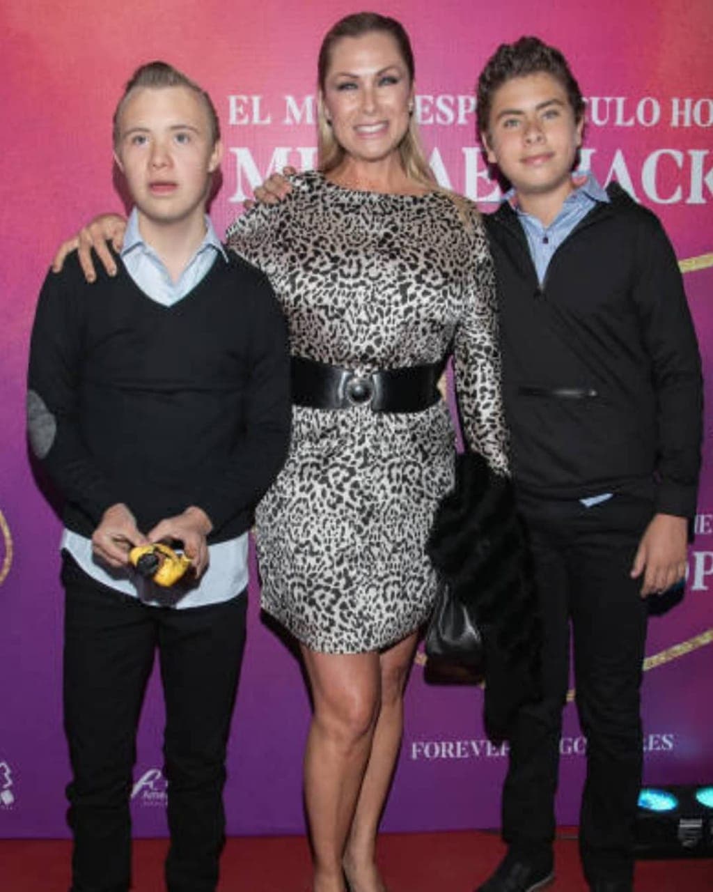 "Él siempre me dice: 'Mamá, cuando yo te escogí', y sí lo creo. Nosotros escogemos a nuestra familia o nos escogen,
<b><a href="https://www.univision.com/famosos/lety-calderon-dice-que-su-hijo-luciano-canta-y-se-siente-jose-jose-porque-es-super-romantico-fotos">Luciano me escogió a mí</a></b>", aseguró.