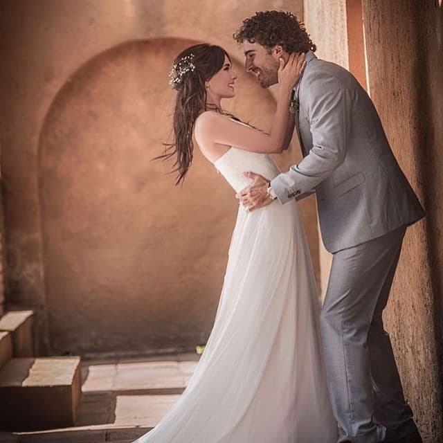 "No hay en el mundo nada mejor que festejar el amor. Ayer lo hicimos nosotros, llenos de amor y de alegría por tenernos, por mirarnos a los ojos diario, por todo lo que hemos construido [...]", compartió Adriana.