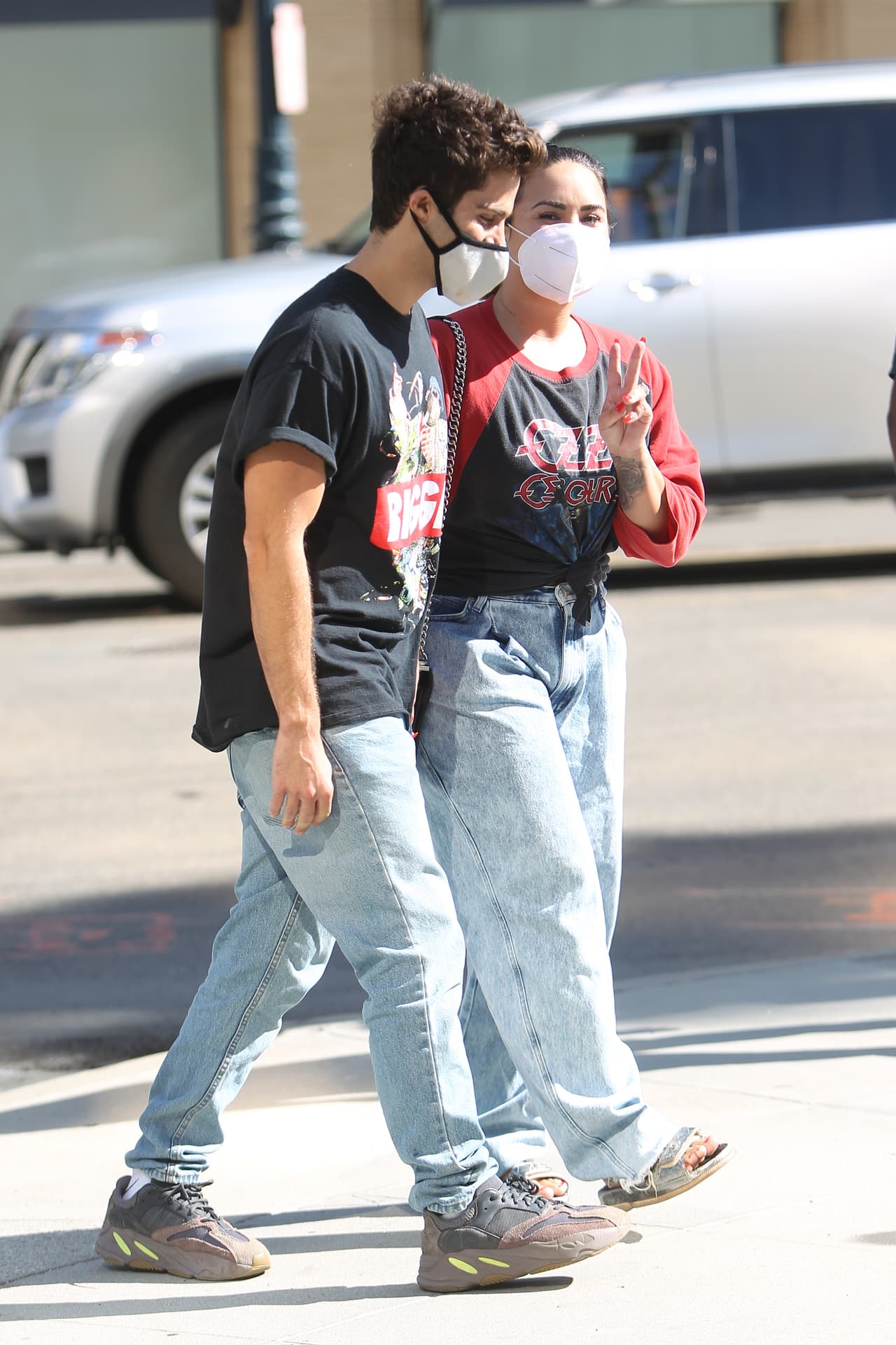 "El año pasado, estaba comprometida con un hombre y cuando no funcionó, pensé: 
<b><a href="https://www.univision.com/famosos/demi-lovato-revela-como-enfrento-a-sus-padres-para-decirles-que-podria-tener-una-mujer-de-pareja-fotos" target="_blank">'Esta es una gran señal'</a></b>. Pensé que iba a pasar mi vida con alguien... no iba a hacerlo, sentí esta sensación de alivio de poder vivir mi verdad", confesó.
<br>