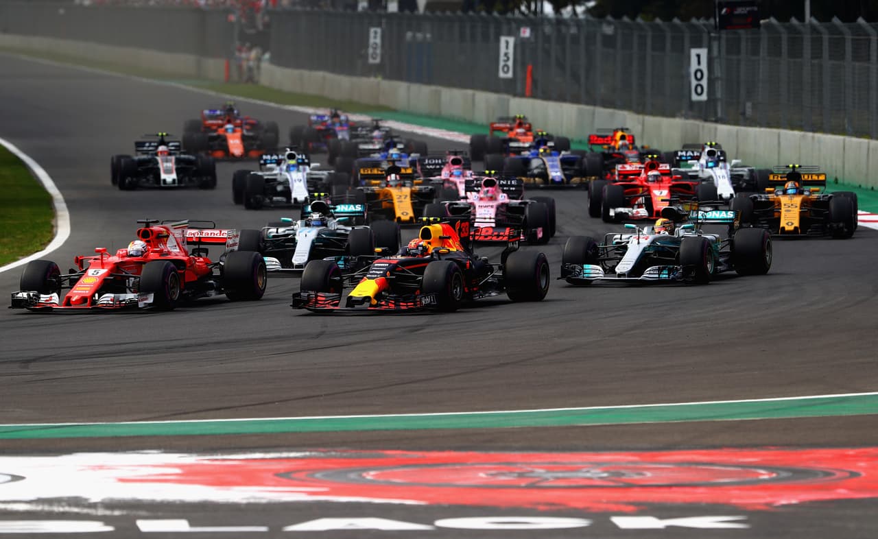 Ya en la carrera, Max Verstappen tuvo un arranque meteórico que lo llevó a la primera posición. El drama fue total cuando Vettel y Hamilton impactaron sus vehículos aunque los 2 pudieron seguir en competencia.