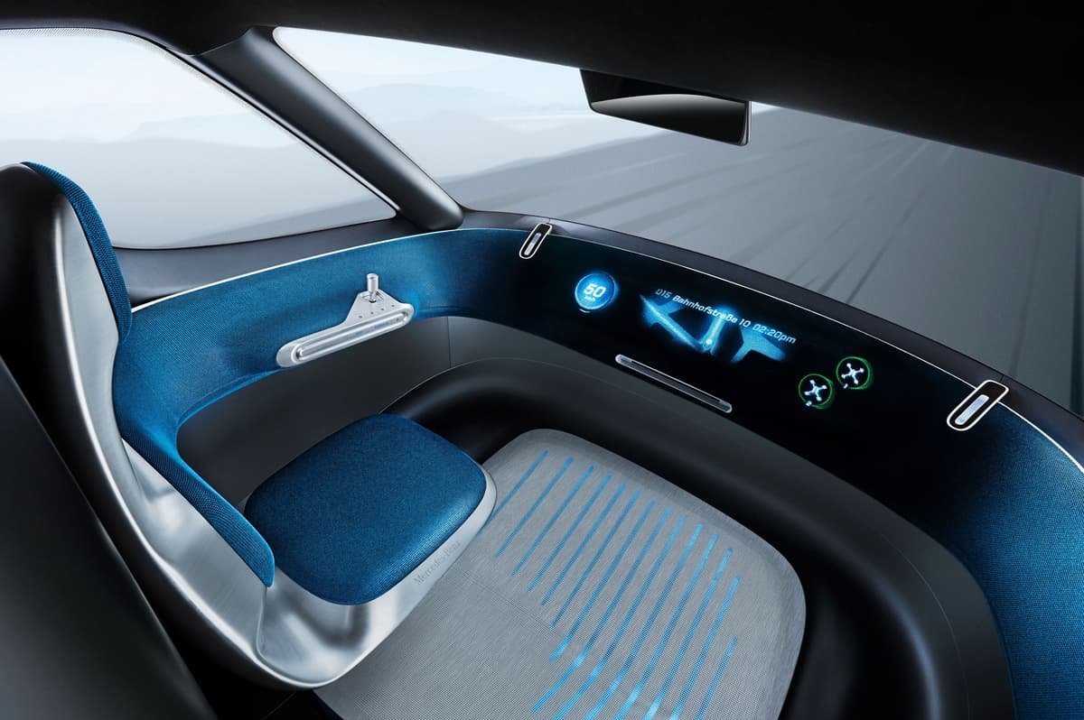 El interior de la Mercedes-Benz Vision Van carece de los instrumentos y controles que conocemos y en su lugar terminales de computadoras muestran el estado del vehículo así como información relacionada al progreso de las actividades en la ruta establecida.