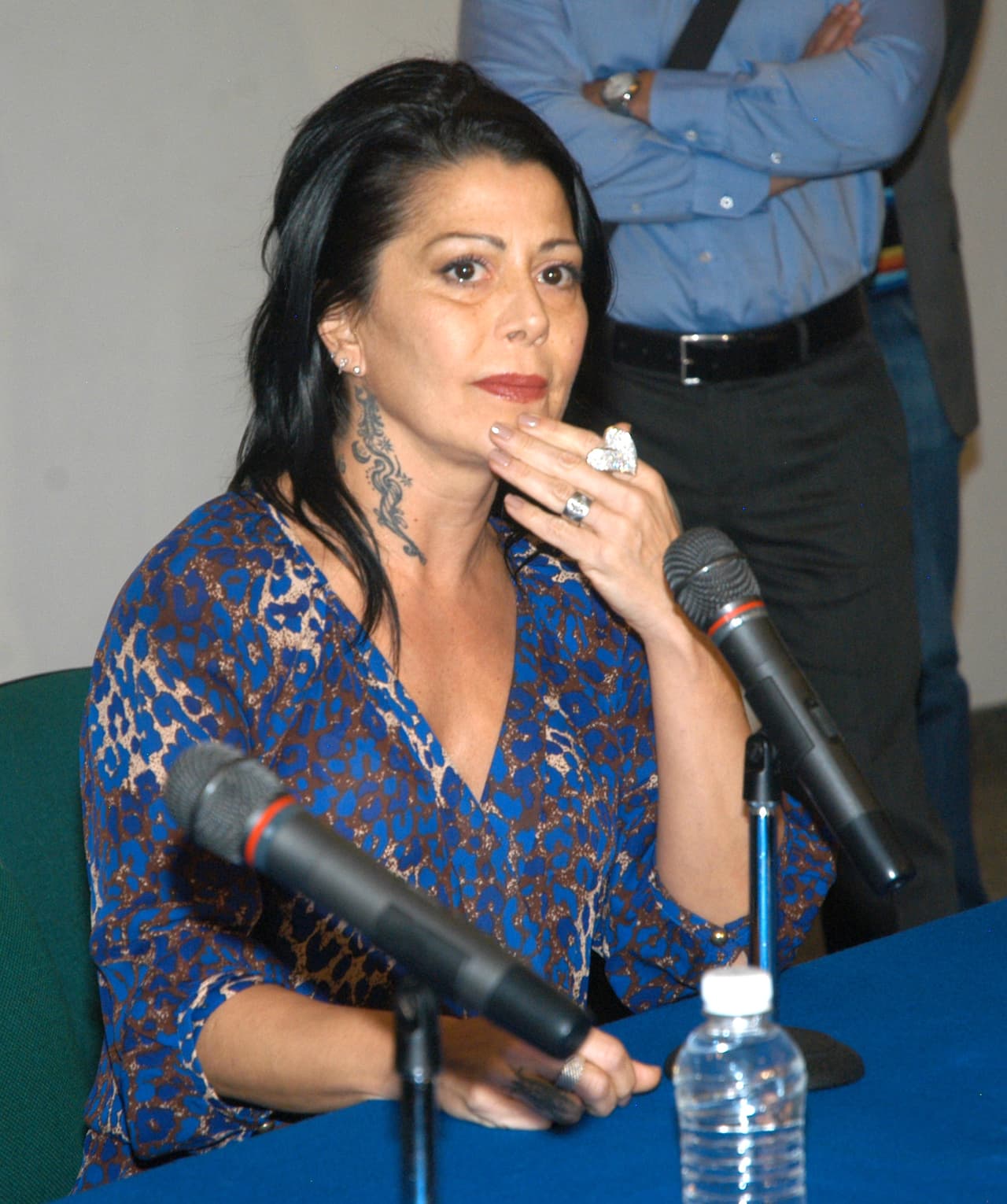 "Llevo ocho años con esto, cada vez es menos", le dijo la hija de Silvia Pinal y Enrique Guzmán a Reforma, aclarando que la enfermedad es tan dura como ella.
<a href="https://www.univision.com/shows/primer-impacto/tras-su-operacion-numero-23-para-extraer-material-toxico-de-su-cuerpo-alejandra-guzman-reaparece-en-mexico-video" target="_blank">Esto ha ocasionado que la intérprete de 'Eternamente Bella' haya sido intervenida en 23 ocasiones</a>.