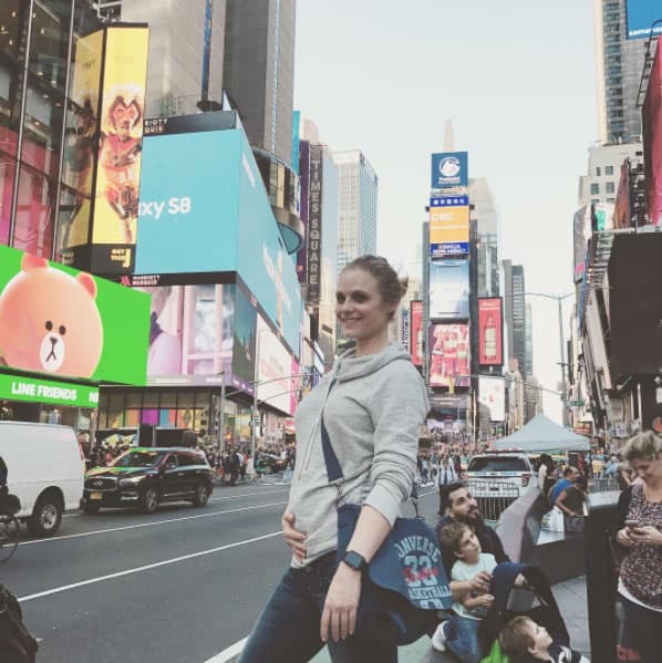 La actriz sorprendía a sus seguidores de Instagram al publicar fotografías donde se veía el crecimiento de su vientre: "Mi típico Broadway shot 🎭 no puede faltar en el itinerario...".