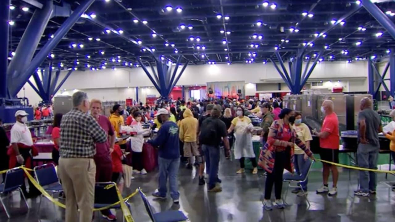 Son filas largas de personas que acuden a recibir las comidas y regalos gratis.