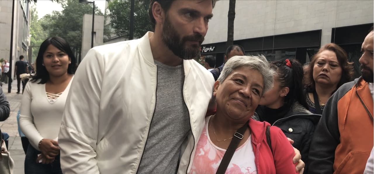 El 7 de junio, Julian Gil acudió por tercera vez a los juzgados de lo familiar en la Ciudad de México, esta vez para enfrentar una nueva demanda que puso en su contra la madre de su hijo, Marjorie de Sousa. Las mujeres mexicanas, sin importar la edad, se acercaron por la clásica fotografía, no sin antes mostrarle su apoyo.