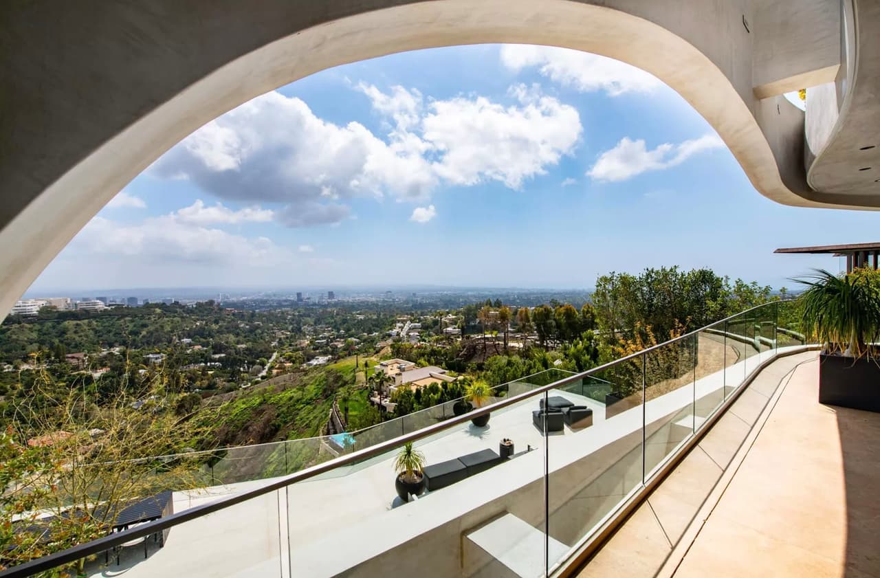 Tiene 
<b>7 habitaciones </b>con ventanales que permiten admirar la vista panorámica de Brentwood.
<br>