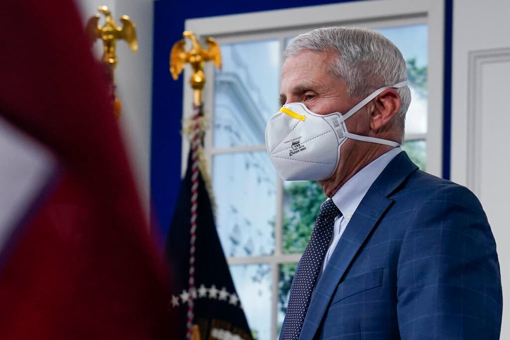 El Dr. Anthony Fauci, el principal experto en enfermedades infecciosas de EEUU llega a la llamada regular del Equipo de Respuesta covid-19 de la Casa Blanca.