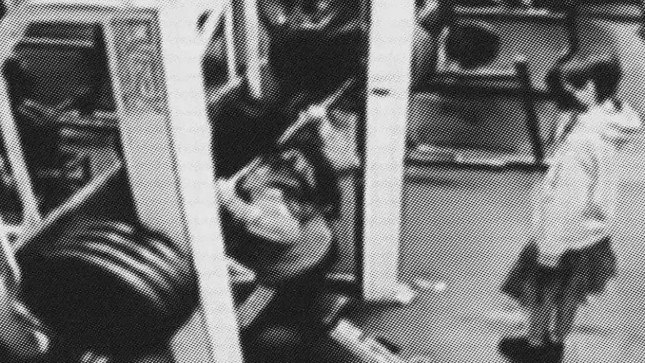 <b>Imágenes sensibles: Una mujer muere al caerle una barra con 400 libras de peso en un gimnasio</b>
<br>
<br>La mujer cargó más peso del que su cuerpo pudo soportar y fue aplastada por las pesas. El incidente ocurrió ante los ojos de su hija. Otros clientes del centro de entrenamiento llegaron a ayudarla, pero no pudieron hacer nada por ella. Entrenadores explican cómo evitar accidentes haciendo ejercicio.