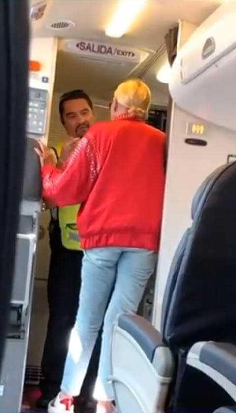 Bozzo dejó claro que en ningún momento intentó entrar a la cabina de mando: "Pero de ahí a que yo haya entrado a la cabina yo nunca entré, en las mismas fotos está, yo estoy paradita queriendo hablar con el capitán, pero bueno para mi ya es un tema cerrado […] yo me bajé, me fui en el siguiente vuelo y no tuve ningún problema".