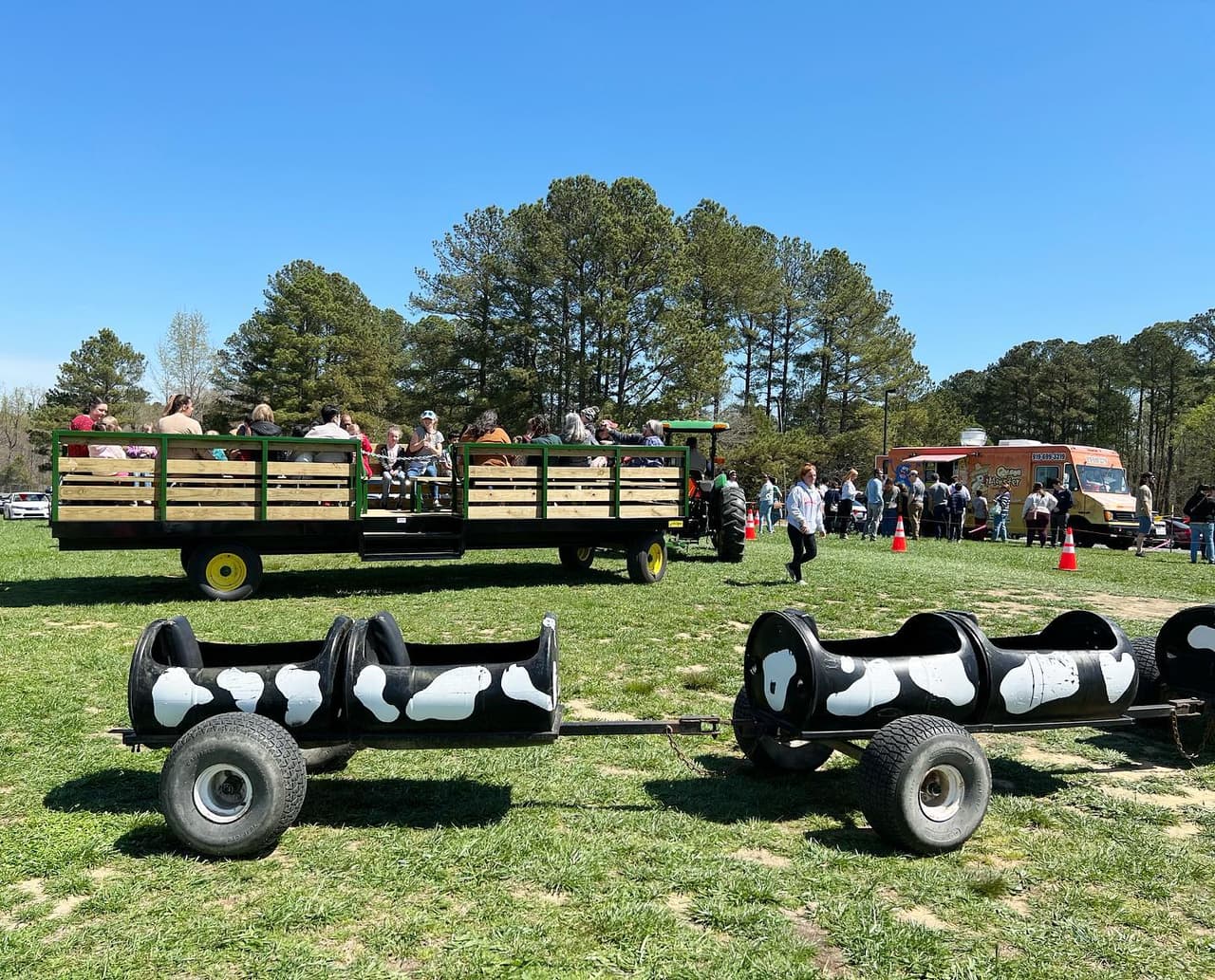 <b>Phillips Farms of Cary</b>
<br>Dirección: 6720 Good Hope Church Rd, Cary, NC. 27519
<br>Teléfono: 919-377-8989
<br>Sitio web: 
<a href="https://phillipsfarmsofcary.com/">https://phillipsfarmsofcary.com/</a> 
<br>
<b><a href="https://goo.gl/maps/DQRAaDc4LE1hAaFWA?coh=178573&entry=tt">Cómo llegar</a></b>
<br>
<br>Phillips Farms es una granja que brinda diversión sana y limpia para toda la familia y que cuenta con un huerto de fresas en la primavera.