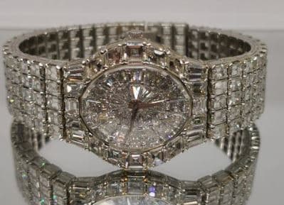 El lote con el mayor precio de salida es el número 130, que 
<b>consiste en un reloj para caballero marca Piaget, caja y extensible en oro blanco de 18k con 49 diamantes</b>, de un valor de 2,953,700.00 de pesos (154,889.07 dólares).
<br>