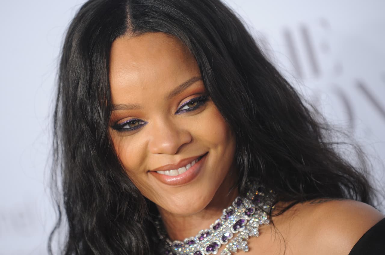 El makeup elegido por Rihanna para esta ocasión se centró en enfatizar su ya atractiva mirada.