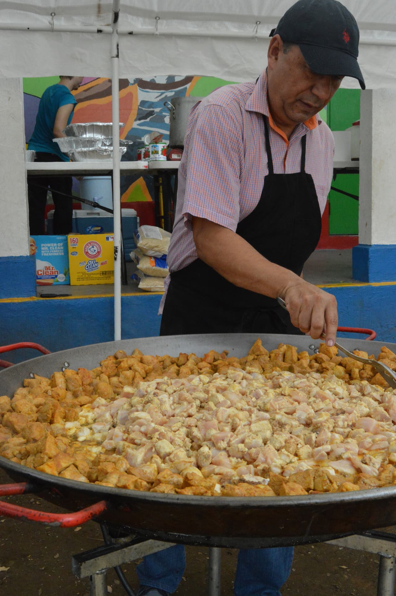 Más de mil personas afectadas por el huracán Irma en Loíza han pasado por el Boys & Girls Club del barrio Medianía Alta para buscar su plato de comida caliente elaborado por más de 30 chefs de toda la isla coordinados por la Chef Marilyn.