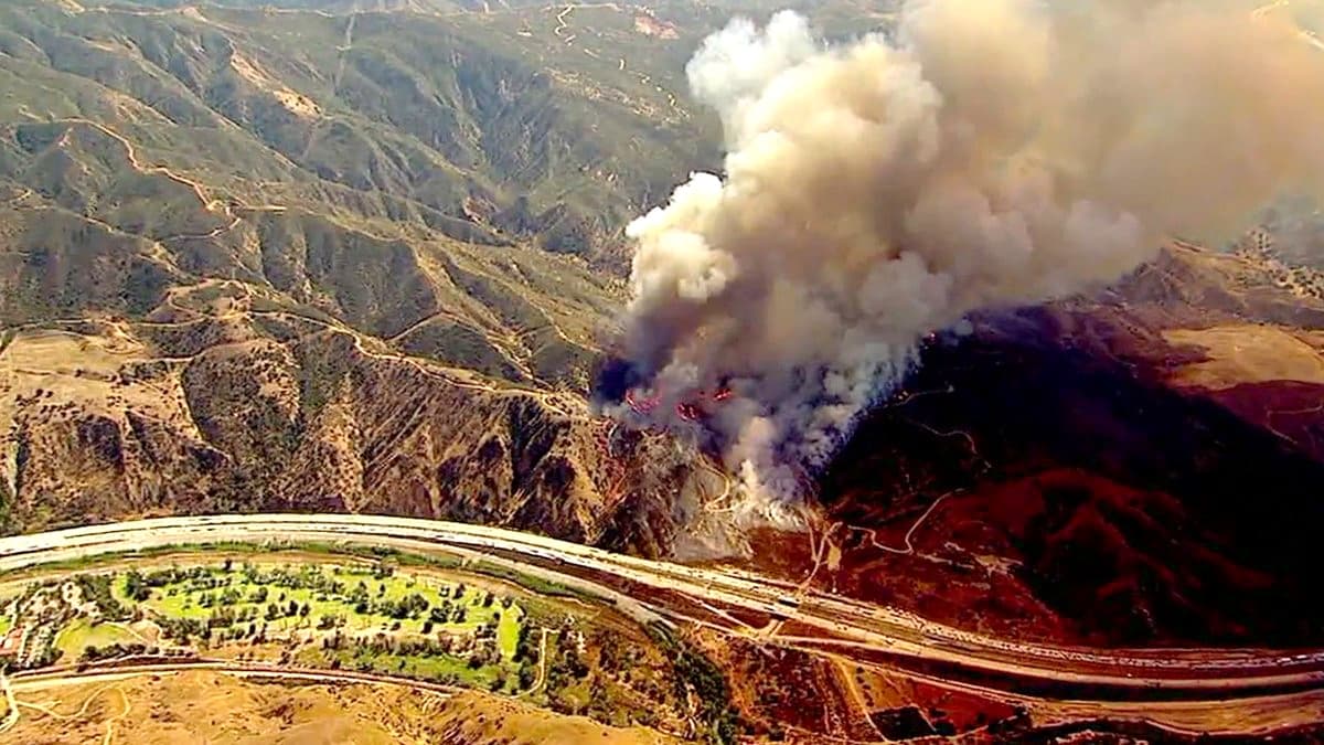 Dos carriles de la autopista 91 fueron cerrados en un principio para las labores de los bomberos.