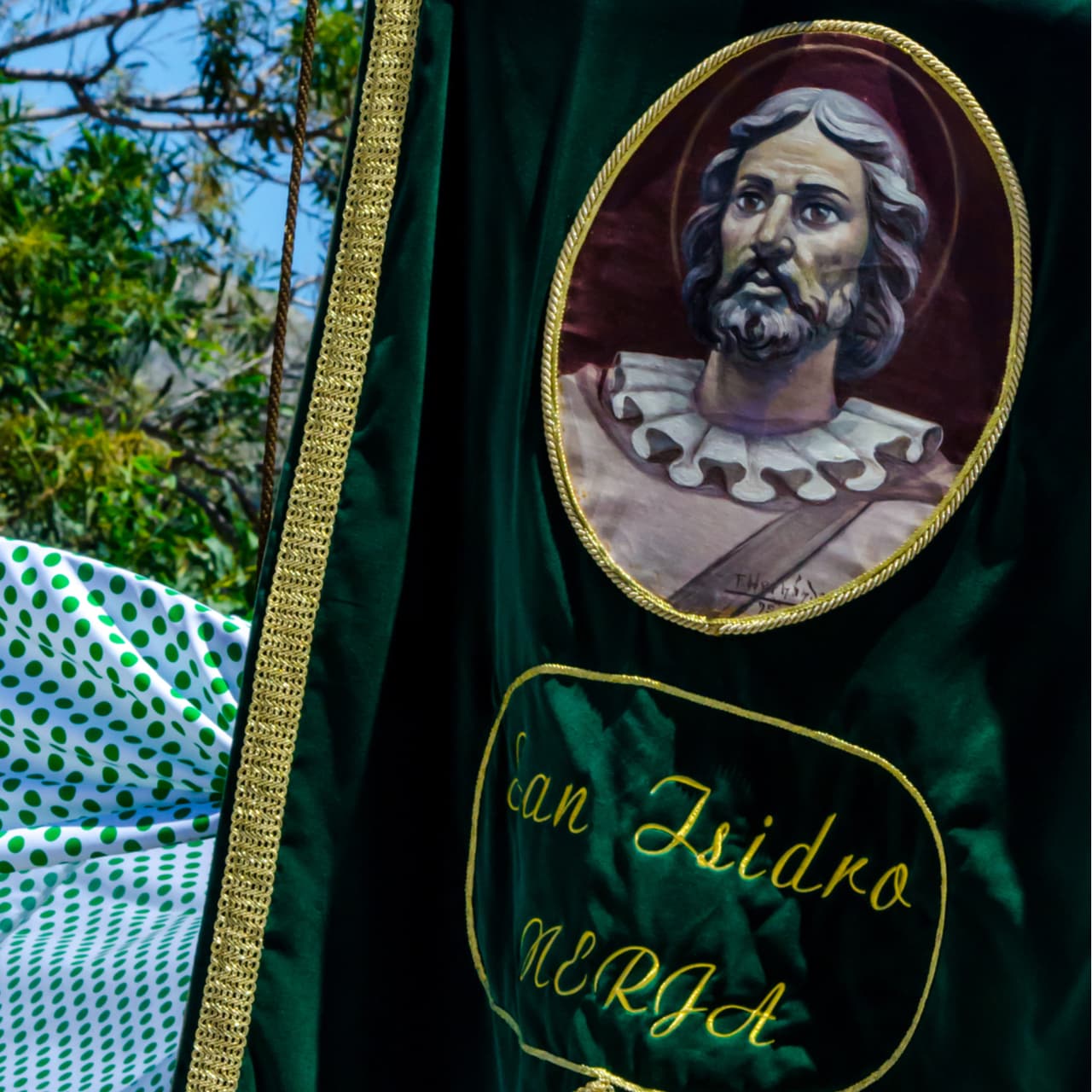 Curiosamente, mientras él estaba en la Iglesia, el cuento explica que sus tierras y los bueyes que tenía a cargo Isidro, araban muy bien, como si los estuviera él mismo trabajando, y era un mismo ángel que se encargaba de cuidarlos mientras el campesino iba a orarle al Señor.