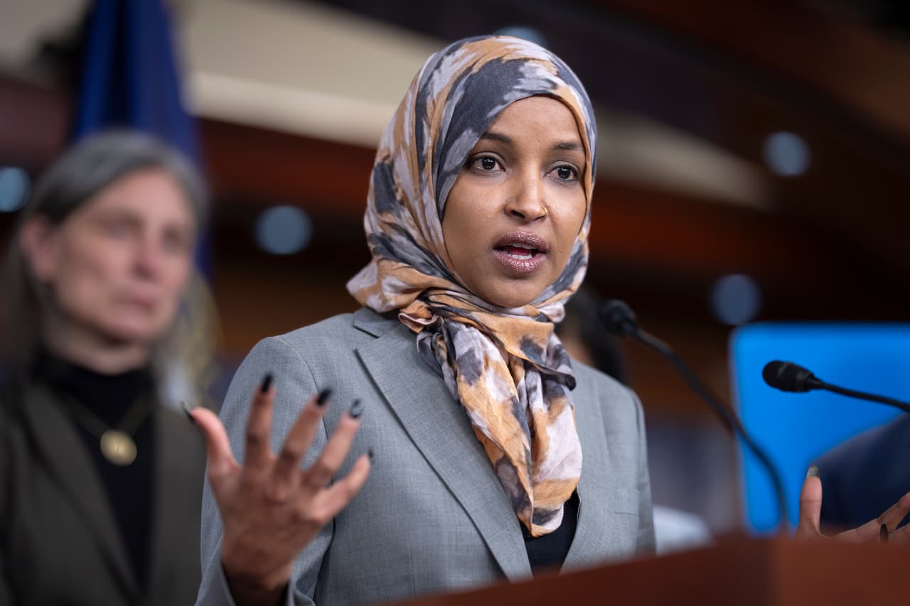 ¿Quién es Ilhan Omar, la congresista demócrata que fue rociada con sustancia desconocida en Minneapolis?