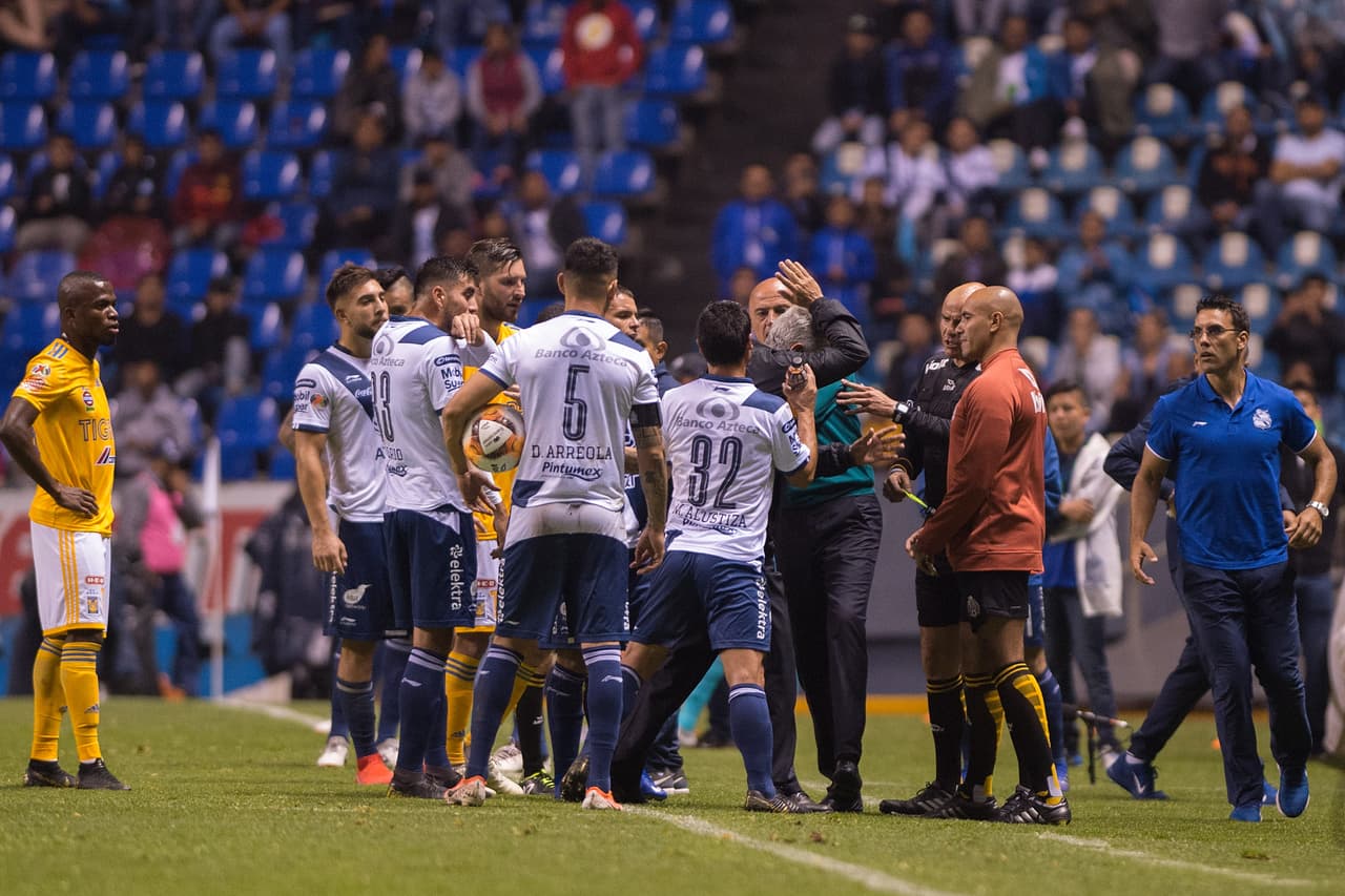 Estos fueron los momentos de tensión en el cierre del juego por el
<a href="https://www.univision.com/deportes/futbol/liga-mx/*">Clausura 2019</a> que terminó 1-1 entre Puebla y Tigres en el Estadio Cuauhtémoc, todo por una agresión de Rafael Carioca sobre Jesús Zavala.