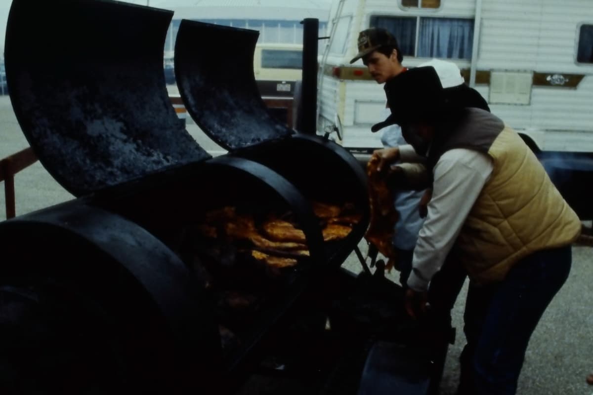 Cientos de personas compiten en el concurso de BBQ, el cual consiste en tres días de cocinar, competir, comer y bailar. A esta competencia culinaria asisten personas de todo el mundo que disfrutan de cortes de carne.