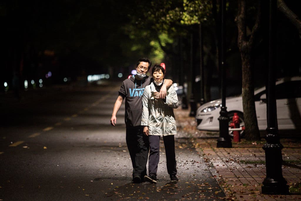 Un pareja camina por un parque de Wuhan, reabierto este 26 de marzo.