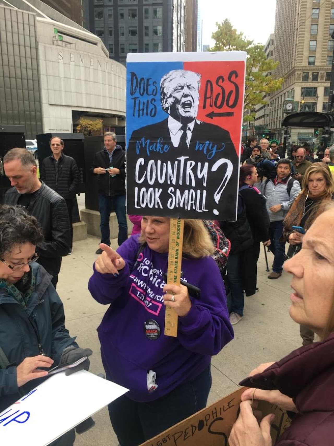 ¿Este c**o hace que mi país se vea pequeño?