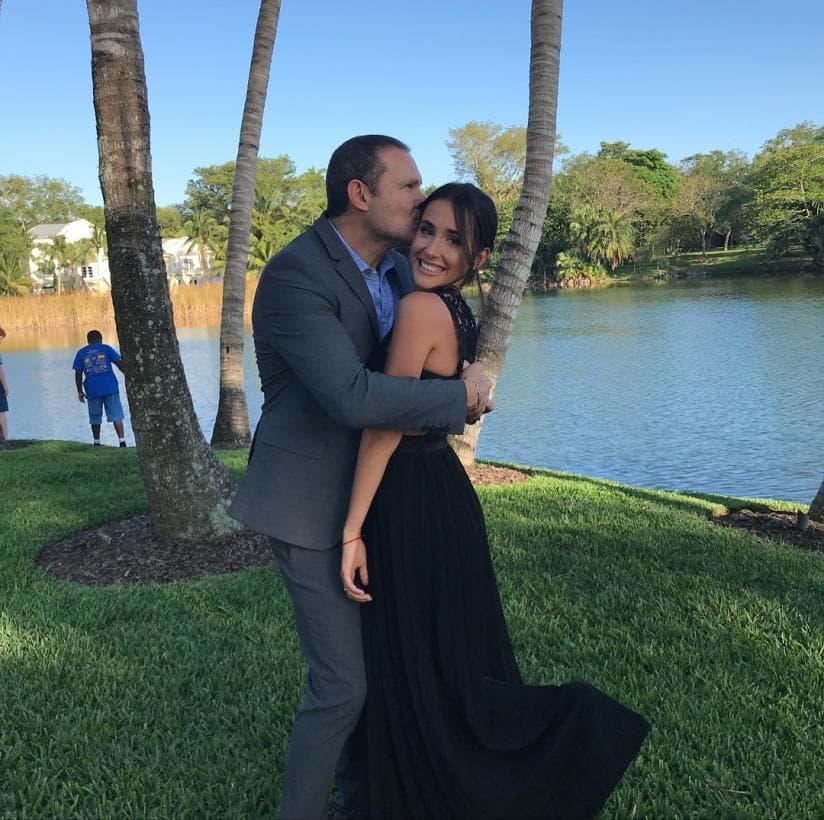 Hannah realiza sus estudios universitarios en California, lo cual hace que cada encuentro con su padre sea lleno de amor y cariño.