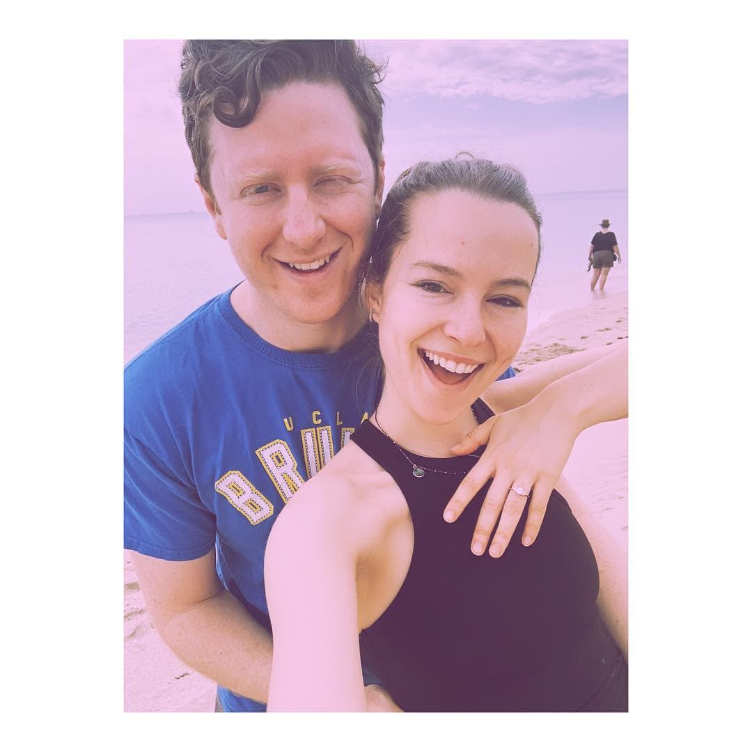 <b>Bridgit Mendler </b>actualmente está casada con 
<b>Griffin Cleverly</b>, a quien cada que puede le dedica tiernos mensajes en sus redes sociales.