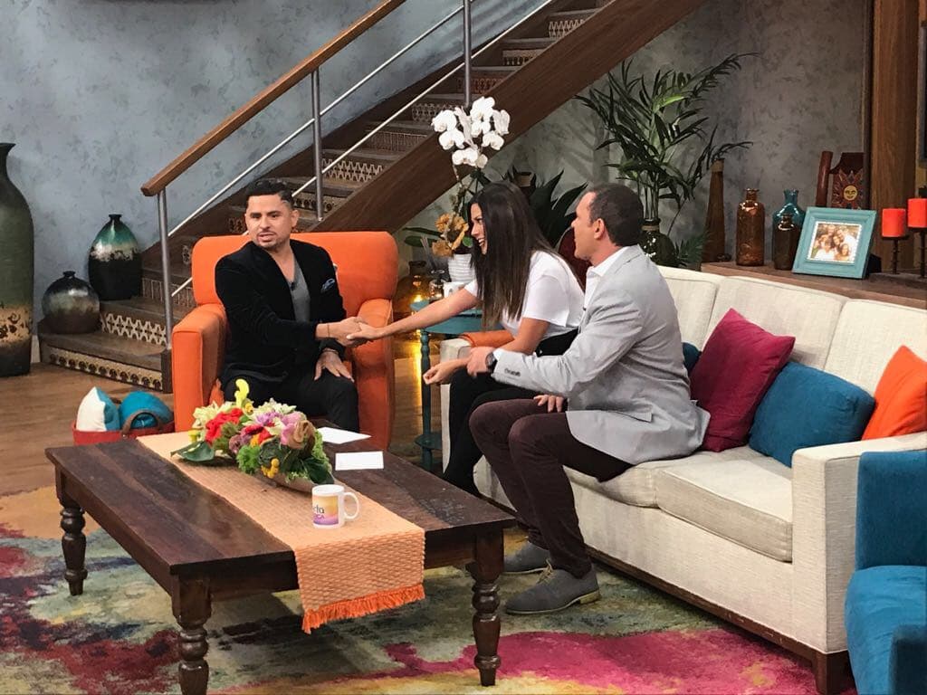 Larry Hernández se encuentra presentando el nuevo sencillo de su álbum titulado 'Lo Blanco y Lo Negro'.