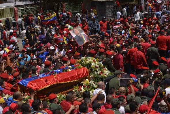 Miles acompañan a Chávez en su recorrido final, y miles lamentan su muerte en el mundo. ¿Qué pasará después en Venezuela? No sabemos, pero por si acaso...