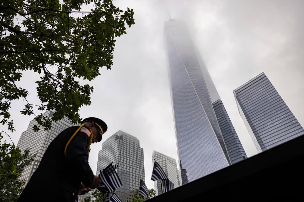 Día lluvioso enmarca conmemoraciones de los ataques del 9/11 en Nueva York