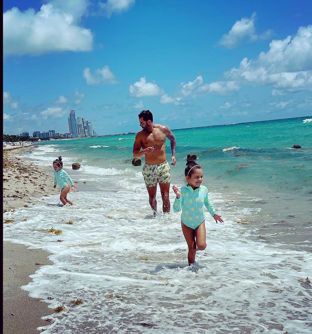 Yisus ahora tiene la fortuna de disfrutar la paternidad. Sus hijas Anabella y Silvana son su motor de vida.