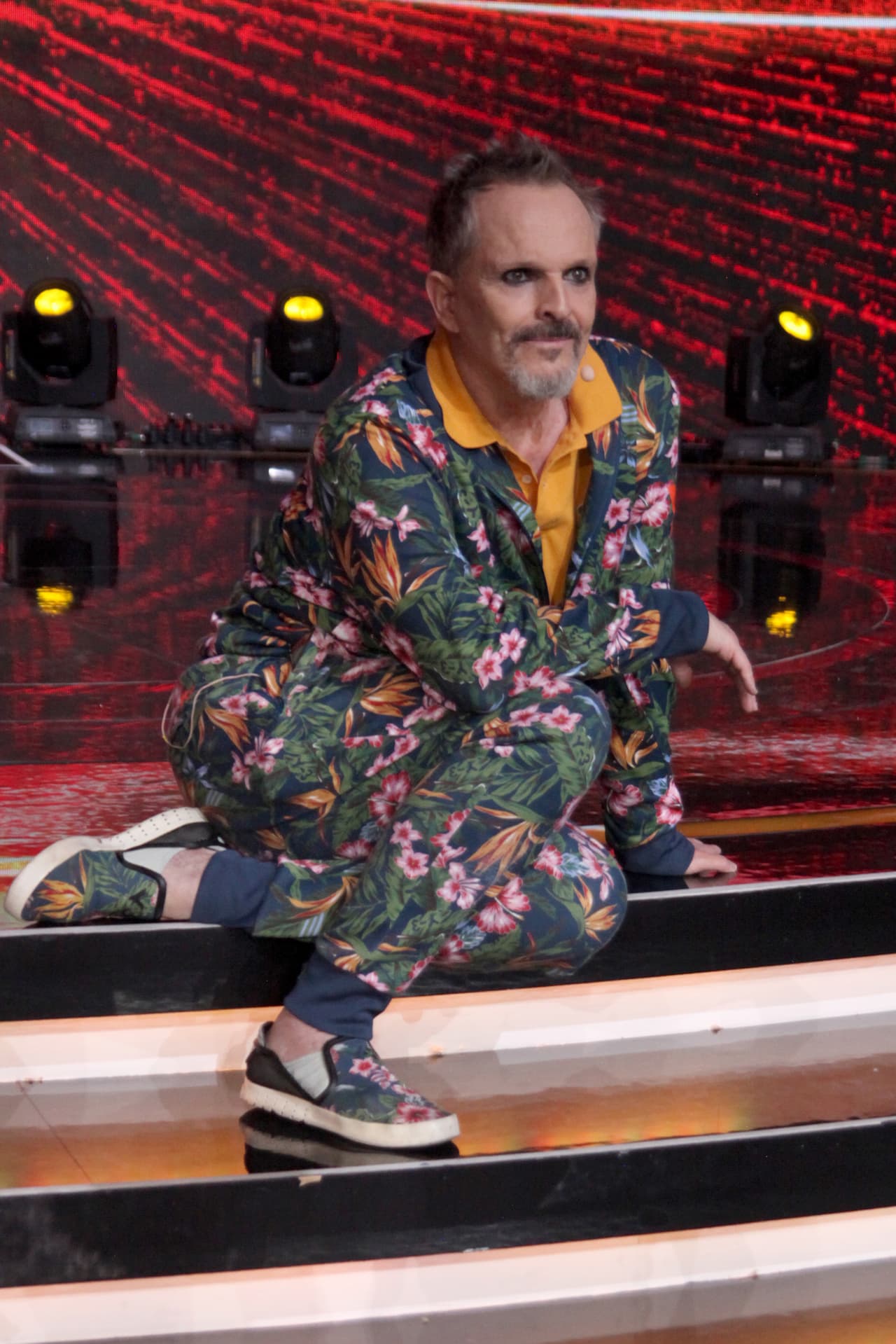 No siempre vistió de colores obscuros, en la séptima gala lo vimos con este conjunto floreado, combinado con una camisa polo color mostaza, mismo color que vistió Galilea Montijo, esa noche.